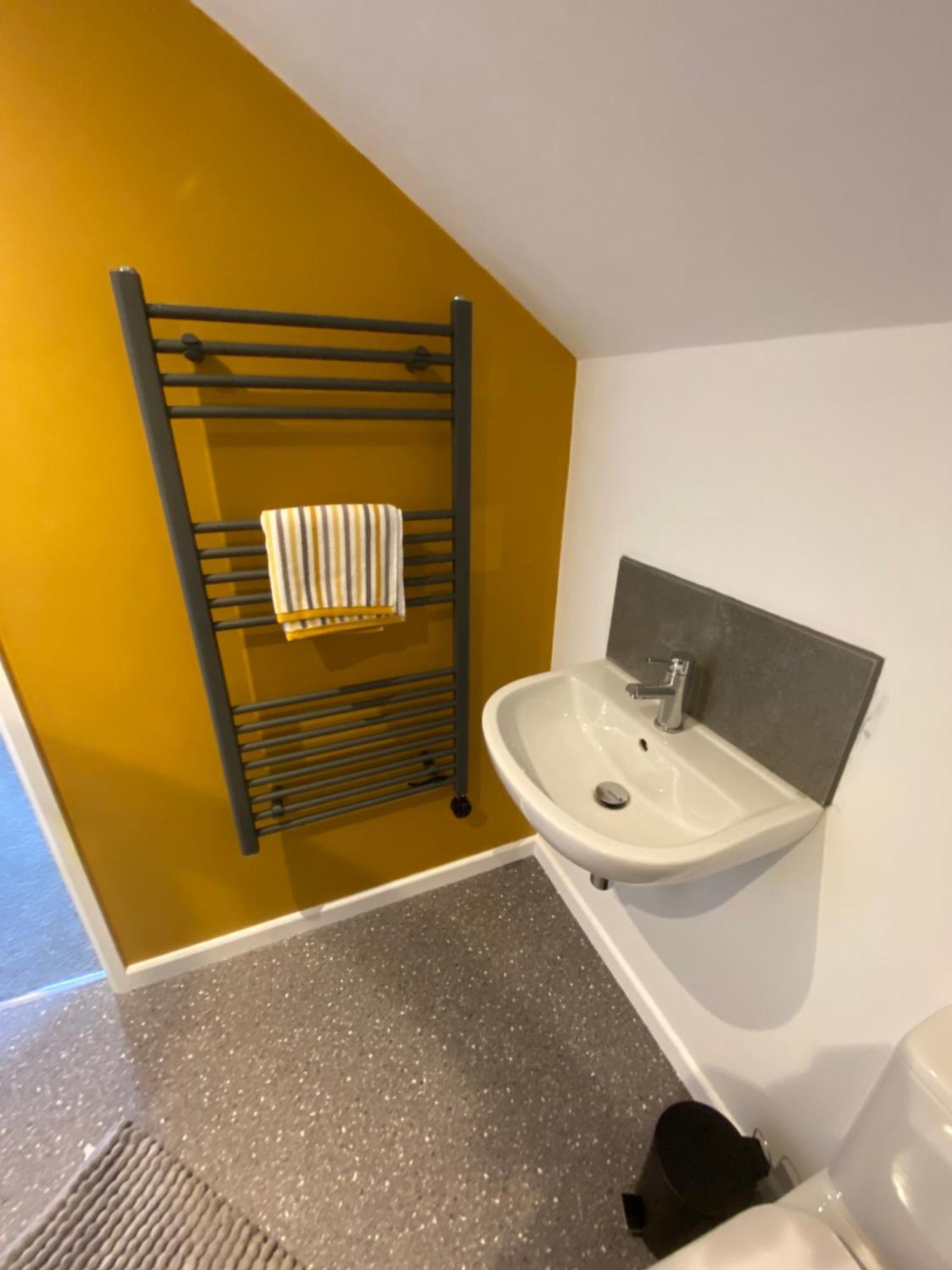 Modern Studio Apartment Set Beneath The Black Mountains A Stones Throw From The Offas Dyke Path Clodock 外观 照片